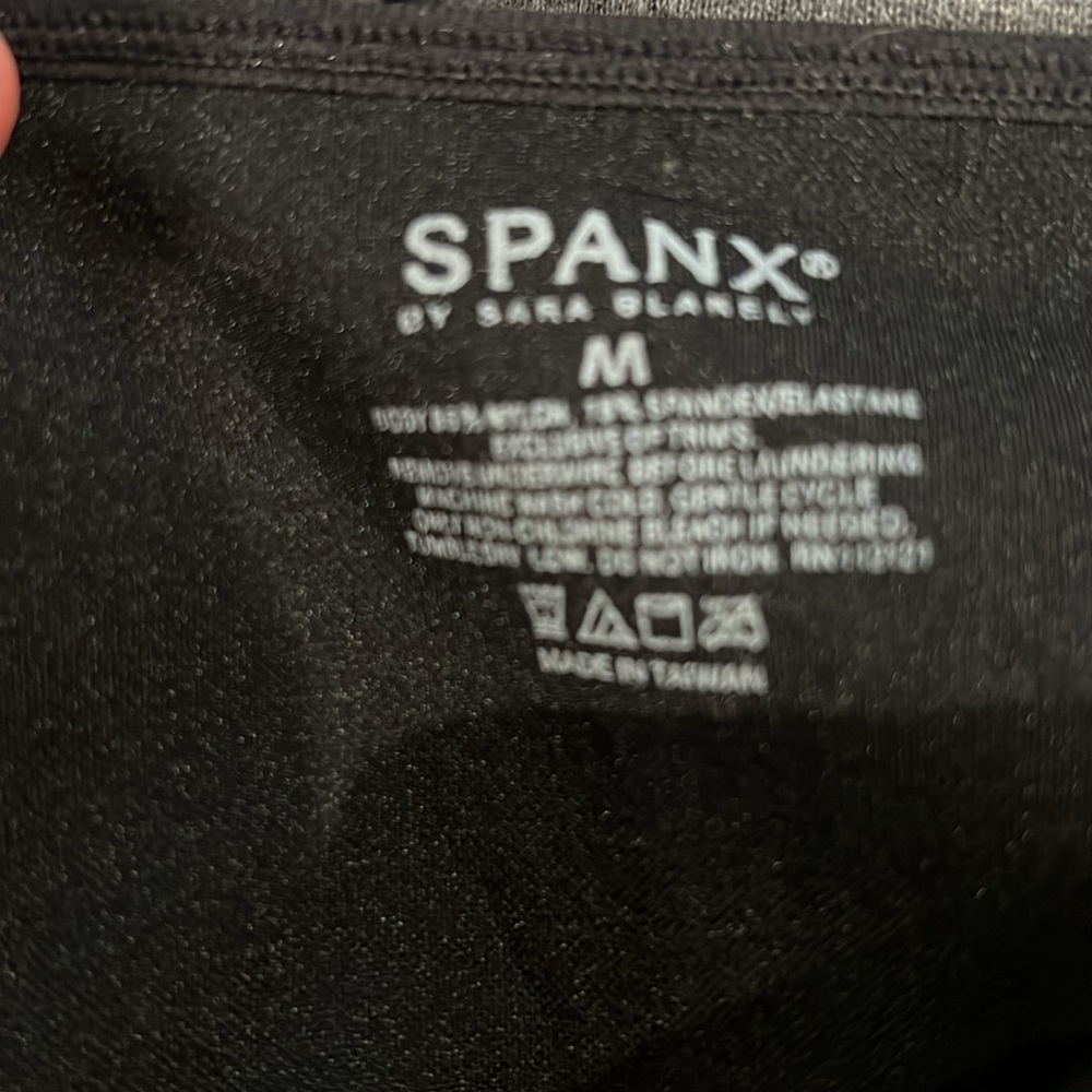 🔹 Spanx Mid-Thigh Bodysuit - Picture 3 of 3